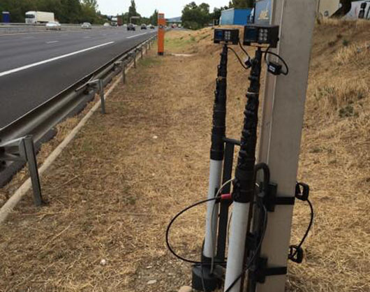 Faux radar install au bord de l'autoroute