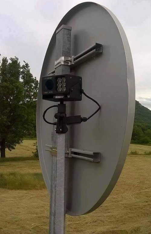 Faux radar derrire un panneau de signalisation