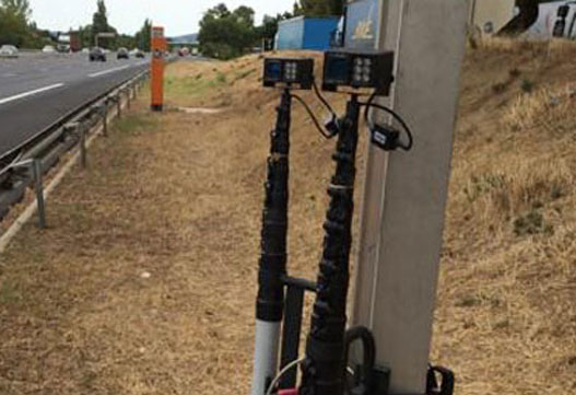 Faux radar install au bord de l'autoroute