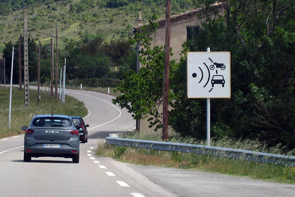 panneau de signalisation de radars automatiques