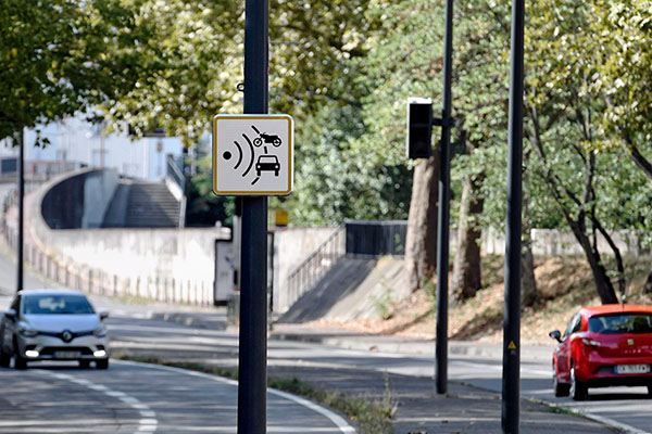 panneau signalant les radars urbains