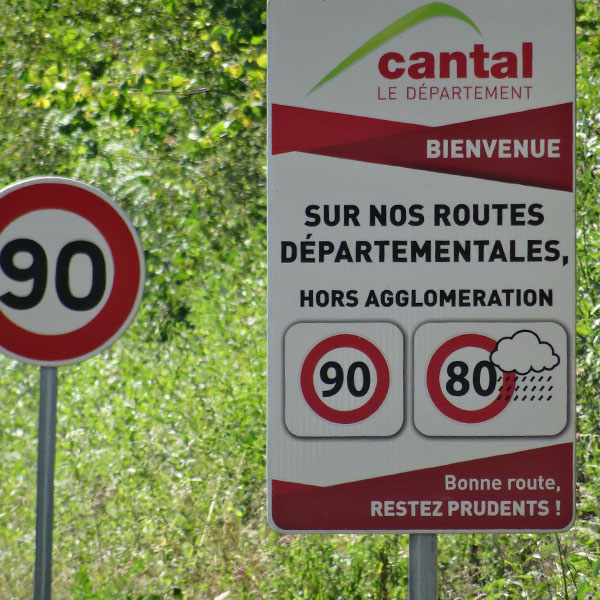 Panneau signalant le retour complet au 90 dans le Cantal