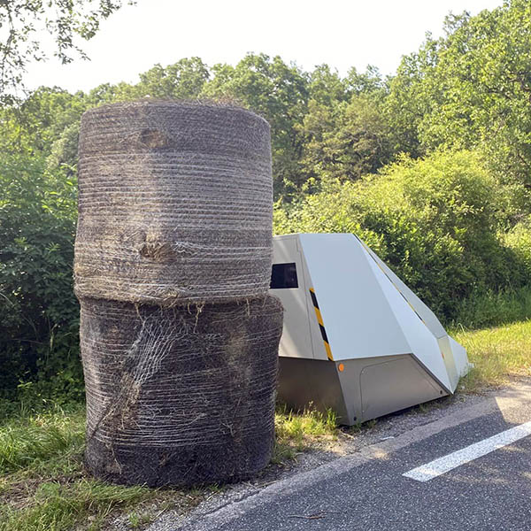 radar tourelle de Memer masqu par des bottes de foin