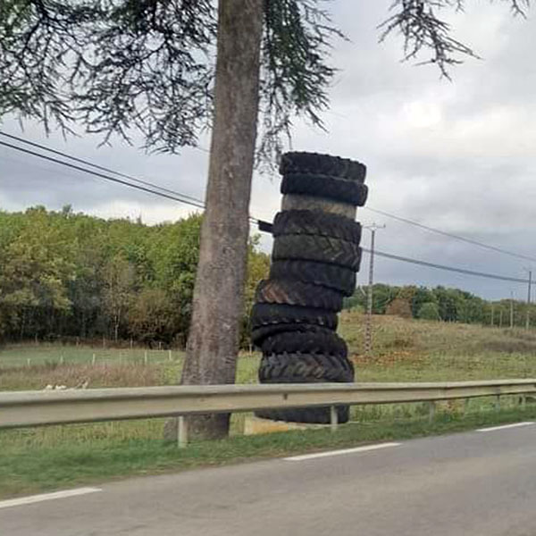 radar tourelle entouré de pneus