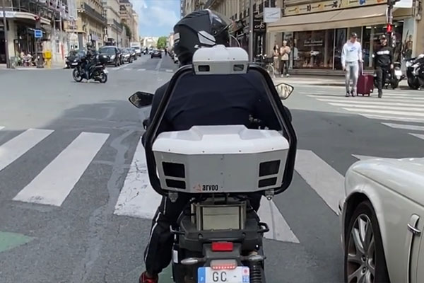 Non, ceci n'est pas un radar embarqu sur un scooter!