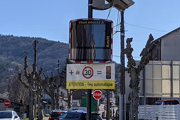 Panneau de route annonçant l'arrivée d'un feu tricolore A17