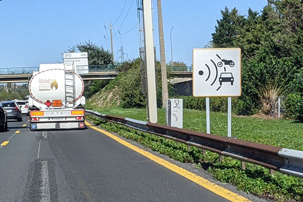 nouveau panneau signalant les radars chantiers