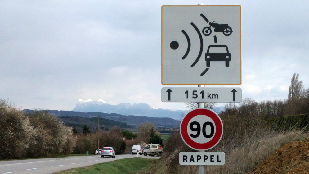 Panneau radar avec distance et vitesse