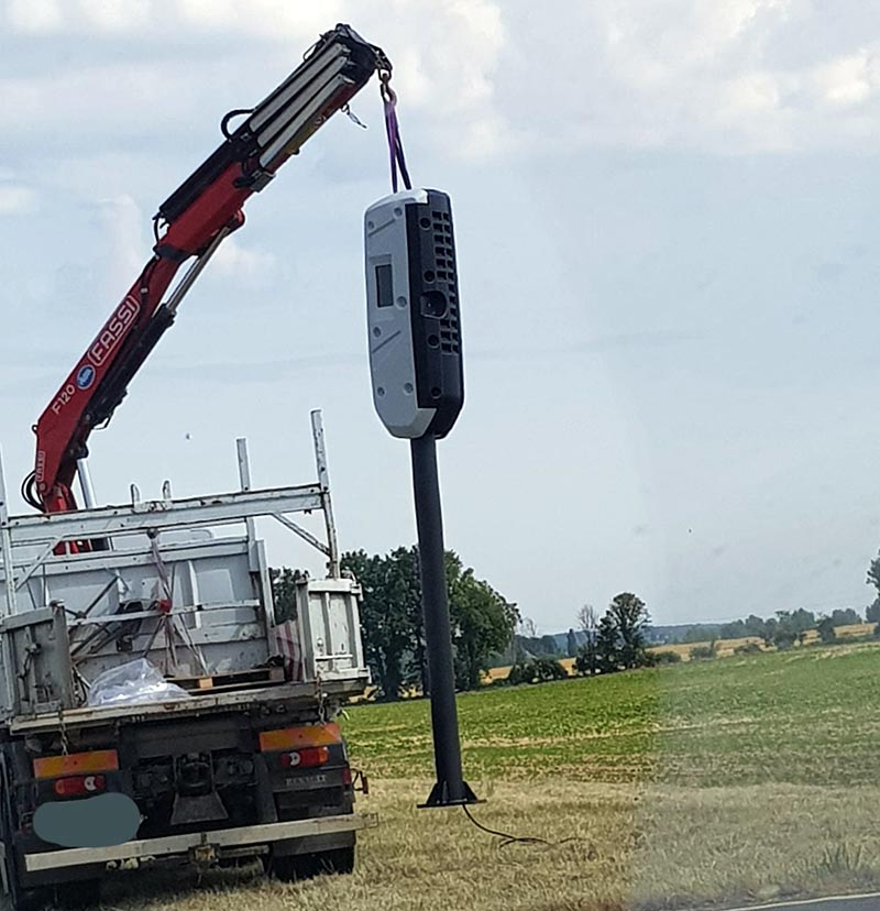 un radar tourelle en cours d'installation