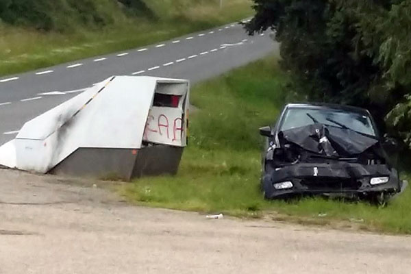 La voiture fonce dans le radar