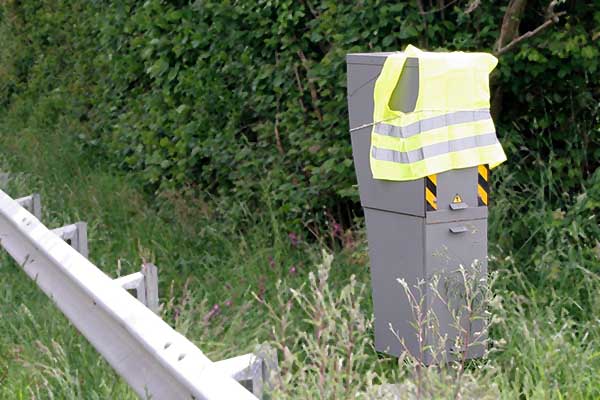 Les gilets jaunes fleurissent sur les radars