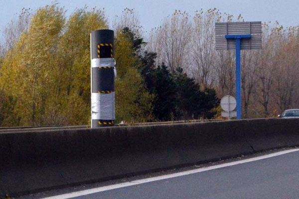 radar masqu sur le terre plein central autoroute