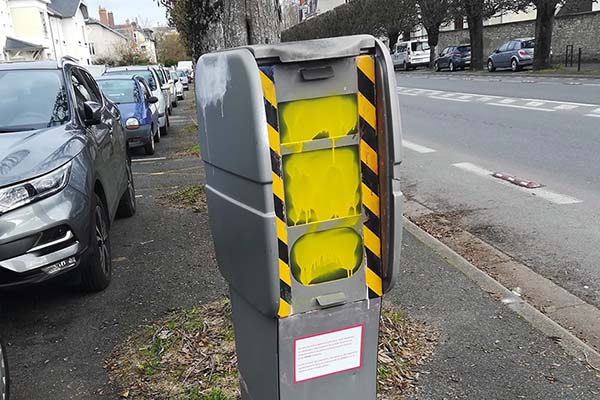 radar couvert de peinture jaune