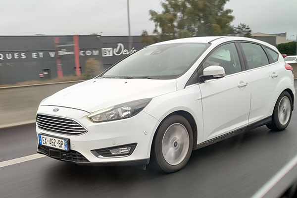 Bientt une loi pour rendre les voitures radars identifiables sur la route