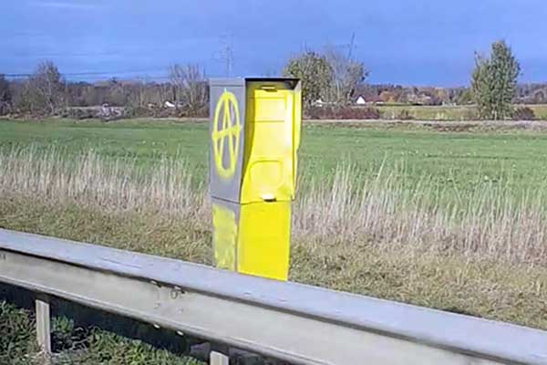 radar recouvert peinture jaune