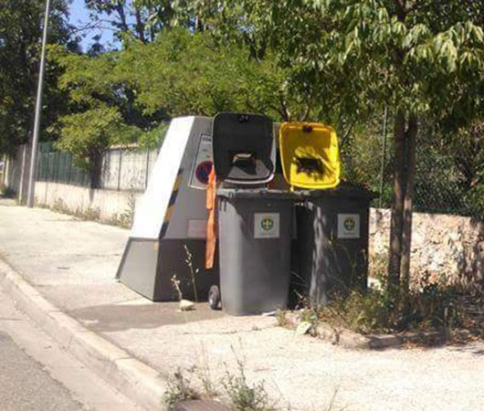Radar masqu par des poubelles