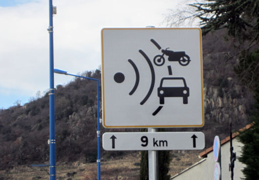 Panneau radar zone leurre entre Meulan-en-Yvelines et Menucourt 