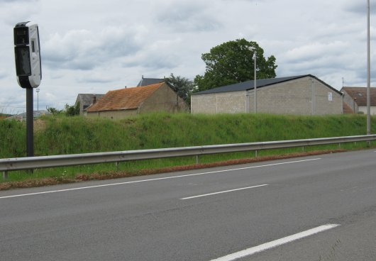 Une voiture sur le flanc, avenue Pierre-Mendès-France à  Saint-Jean-de-la-Ruelle - Orléans (45000)