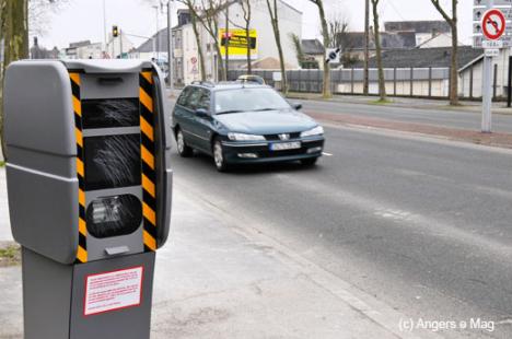 Angers : deux motards équipent leurs machines de plaques mobiles pour  échapper aux radars